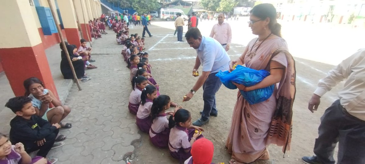 Prashant_M85's tweet photo. भाजपा NGO Cell तर्फे मानव विकास विद्यालय येथील Sports-Day निमित्त उपस्थित शाळेतील सर्व विद्यार्थ्यांना Cadbury 5-star चॉकलेट देण्यात आले.
@HemangJangla जी यांच्या प्रमुख उपस्थितीत कार्यक्रम संपन्न झाला. @Dev_Fadnavis @ShelarAshish @SanjayRupadhyay @BJP4Mumbai @BJP4Maharashtra https://t.co/fICyLKAqga
