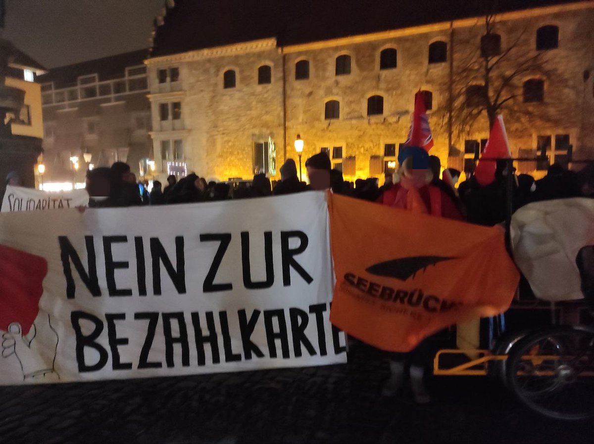Montag wurde hier die niedersächsische Bezahlkarte eingeführt.Aber #Braunschweig bleibt stabil!Fast 200 Menschen nahmen trotz Nieselregens an einem Protestzug gegen die Schikanepolitik teil - organisiert vom Bündnis "Nein zur Bezahlkarte" mit Grußbotschaften aus München&amp; Hamburg.