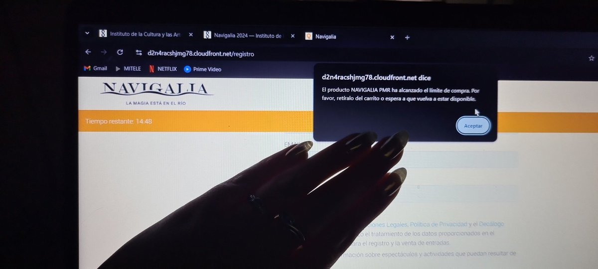 LuciaaHR's tweet photo. Después de hacer cola va y pasa esto #navigalia @Ayto_Sevilla https://t.co/PBysum0PaP