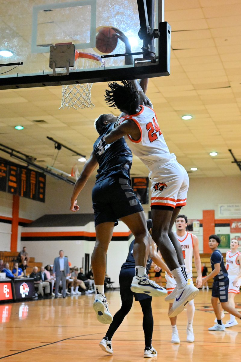 NextUpHayden's tweet photo. Going into Christmas Break with an undefeated record of 14-0 &amp; ranked #1 in the country‼️
- We have 5 players currently averaging 10+ PPG
- 11 out of 14 players are from the state of Kentucky
- Averaging almost 90 PPG on Offense
- Only allowing 67 PPG from opponents
#TigerPride🐅 https://t.co/xICeaNZ13u