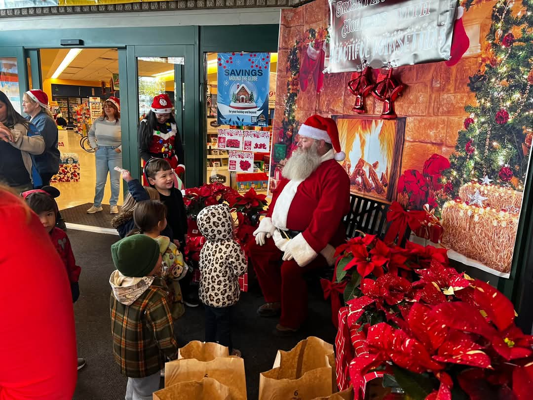 MCLB_Barstow's tweet photo. The Defense Commissary Agency Barstow held a Christmas tour for the children at the Child Development Center aboard @MCLB_Barstow , California, December 11. Children received goody bags and had the opportunity to meet Santa Claus and take photos.
*Photo Credit: Mercy Jauss
#usmc https://t.co/IDv3Zmvuqo