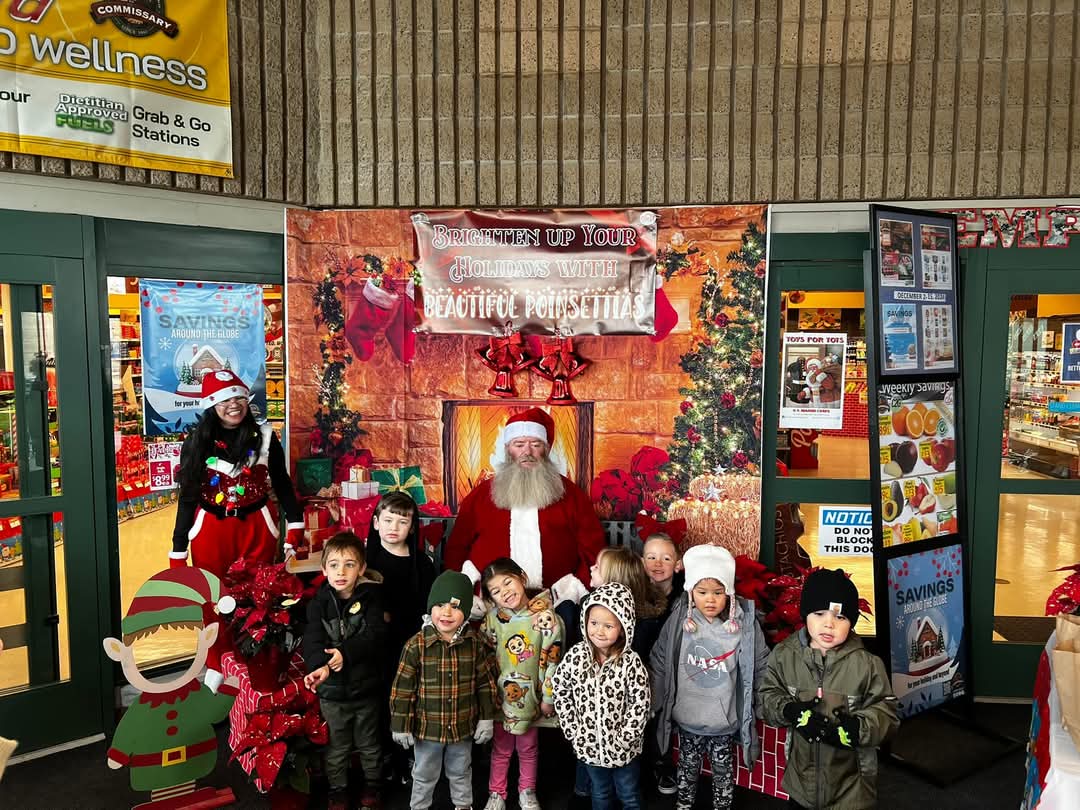 MCLB_Barstow's tweet photo. The Defense Commissary Agency Barstow held a Christmas tour for the children at the Child Development Center aboard @MCLB_Barstow , California, December 11. Children received goody bags and had the opportunity to meet Santa Claus and take photos.
*Photo Credit: Mercy Jauss
#usmc https://t.co/IDv3Zmvuqo
