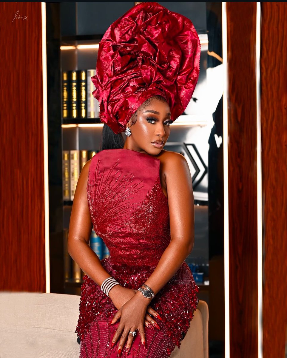 Ibomweddings's tweet photo. Uyai @iniedo maintaining Steeze ❤️❤️
——————————
Skin @beautysecretsofapril
Styled by the element@styl.addiction
Designer @adorn_bygio
Gele @gele_by_segunlagos
Makeup @bernards_magic
Hair @ighostouch @shotbysukre
#akwaibom #uyo #ibomweddings #iniedo #eket #uk #us #love https://t.co/C8EU1G3EOY