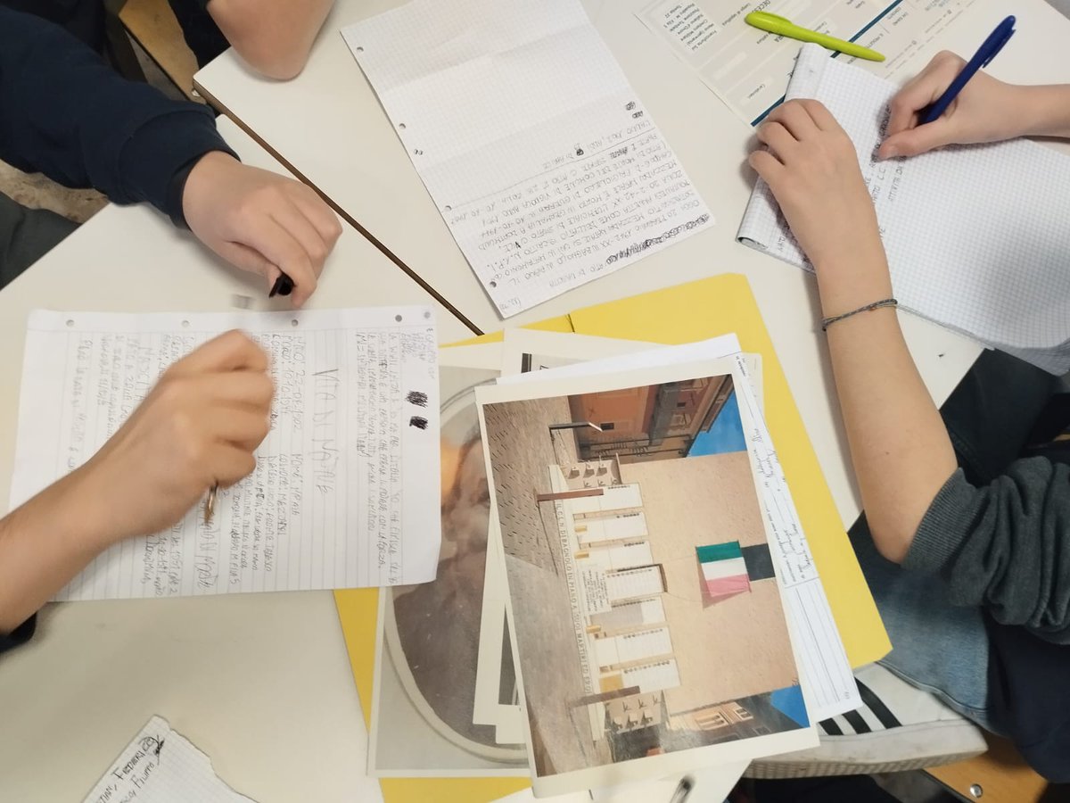 Il laboratorio sulle pietre d'inciampo all'istituto Comparoni di Bagnolo in Piano.
Si lavora per ricostruire la biografia di Natale Mezzadri.