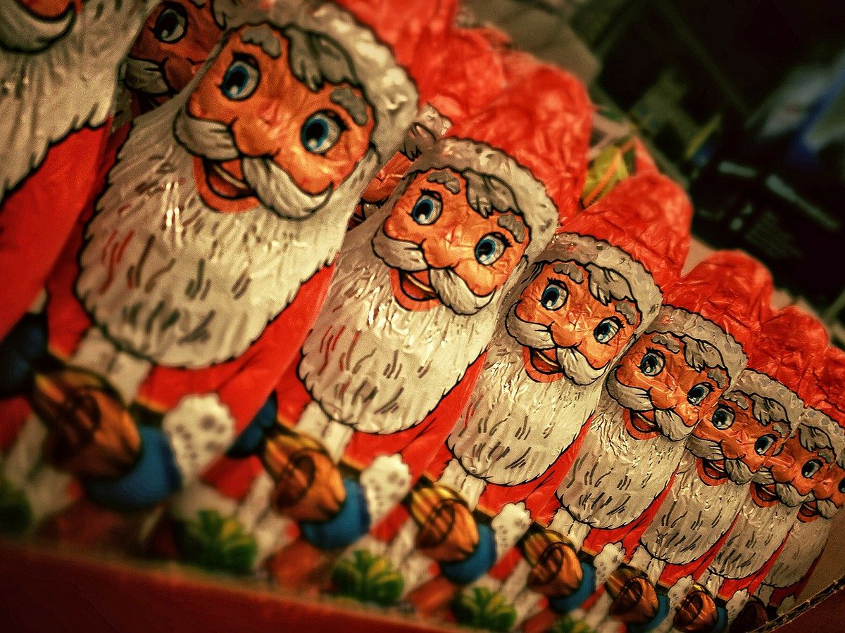 RAEinforma's tweet photo. Consultas de la semana | Si quiero hablar de varios muñequitos de Papá Noel, ¿cómo puedo referirme a ellos?

Para designar las representaciones del personaje de Papá Noel, se recomienda usar la grafía «papanoel», cuyo plural es «papanoeles». https://t.co/DR3RCU50XW