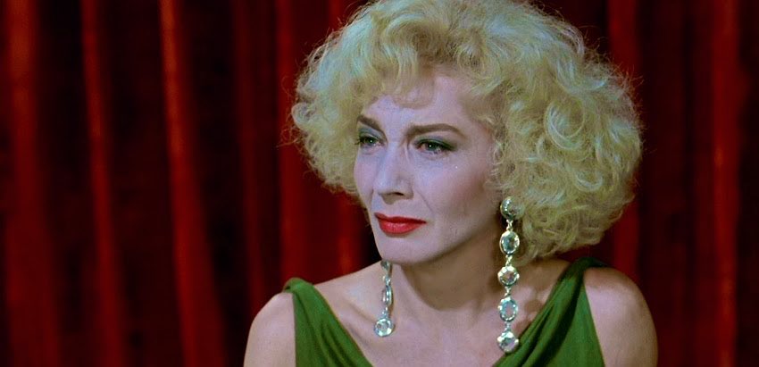 Marisa Paredes ha fallecido el día de hoy a los 78 años. 

En la imagen, su participación en "Tacones Lejanos" (1991) como Becky Del Páramo, uno de sus seis trabajos junto a Pedro Almodóvar y uno de los papeles más recordados y queridos junto al director. 

Descanse en paz.