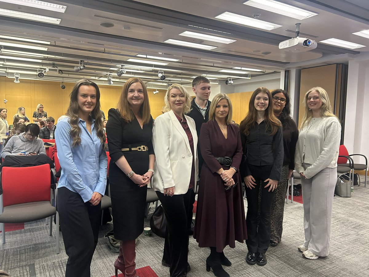 kellyandrews149's tweet photo. I was delighted to speak at the Network launch event of the Student Network Executive Committee of the Northern Ireland Civil Service. Great to see the enthusiasm of the participants @WomensAidNI @WomensaidBelLis @ExecOfficeNI @HeadNICS https://t.co/l7eySOGbS5