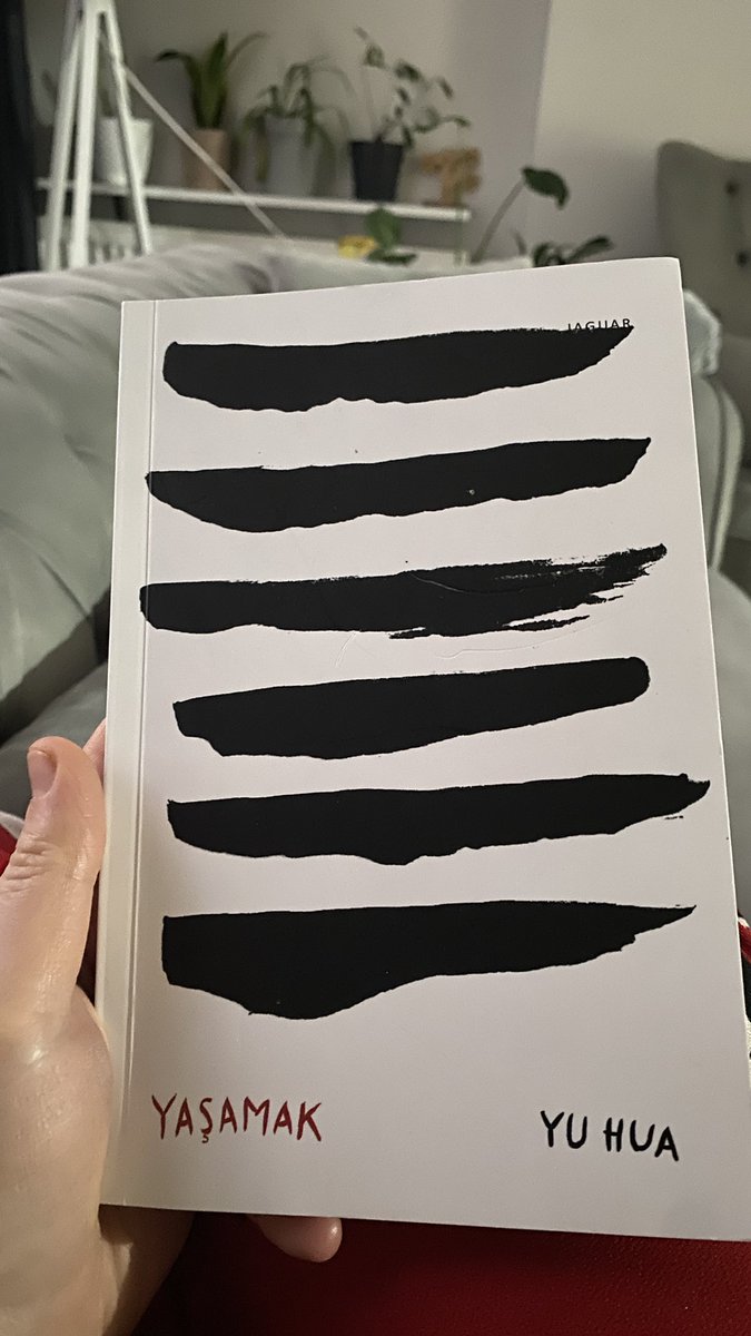 Sevgi_Mur's tweet photo. Okudum bitti .. 
2 gün sanki bi film izledim biraz duygulandım hatta azcık ağlamışta olabilirim 😢 #yaşamak #yuhua 📚 🕯️ https://t.co/eowi4boMG9