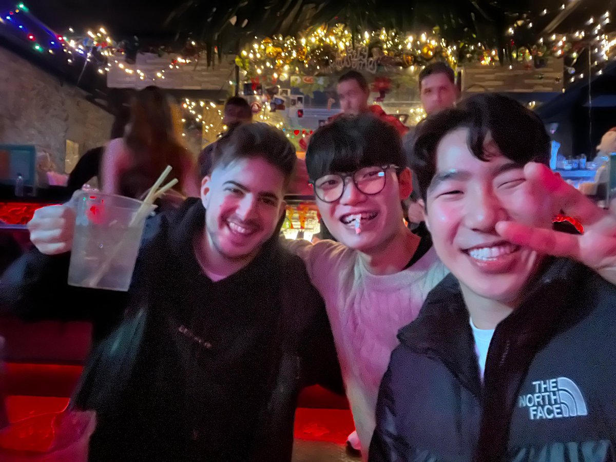 Elmiillor's tweet photo. Me he encontrado a @faker fumandose un cigarro de fiesta

Muy simpatico, me ha dicho q merezco challenger https://t.co/h5lyP6w4Yg