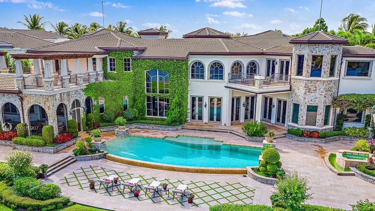 Daily_MailUS's tweet photo. Sumptuous $15m waterfront mansion Donald Trump Jr. shared with Kimberly Guilfoyle now a battle ground between the newly split couple https://t.co/Ao5k1Xlqm3 https://t.co/g0uqy8tglf