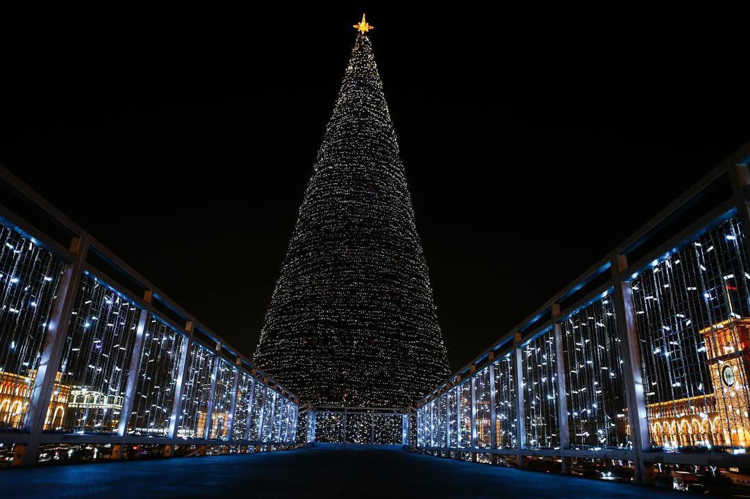 armenia's tweet photo. 🎄Walking through #Yerevan feels like the city is wrapped in magic of New Year’s charm ✨
#exploreArmenia #exploreYerevan https://t.co/aS1DMpnvi9