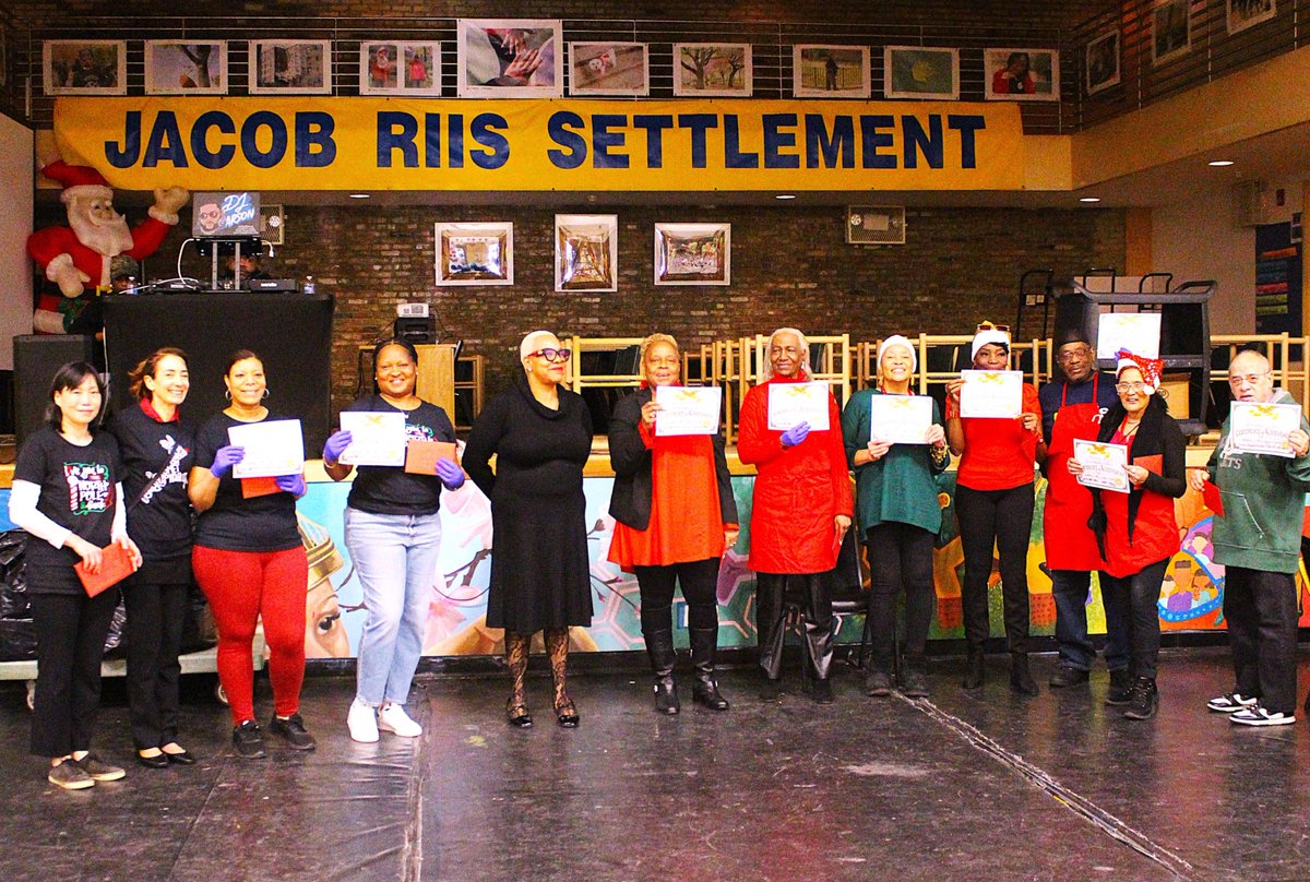 Riis_Settlement's tweet image. Our NNORC program hosted a holiday luncheon this weekend at our QB Community Center! Attendees enjoyed food & performances by the QB Pony Tails and the Queensbridge Latinos. Raffle prizes, donated by Crisis Mediation Services, & awards were given to staff & participants!