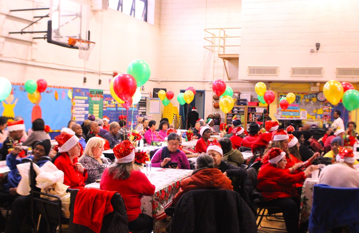Riis_Settlement's tweet image. Our NNORC program hosted a holiday luncheon this weekend at our QB Community Center! Attendees enjoyed food & performances by the QB Pony Tails and the Queensbridge Latinos. Raffle prizes, donated by Crisis Mediation Services, & awards were given to staff & participants!