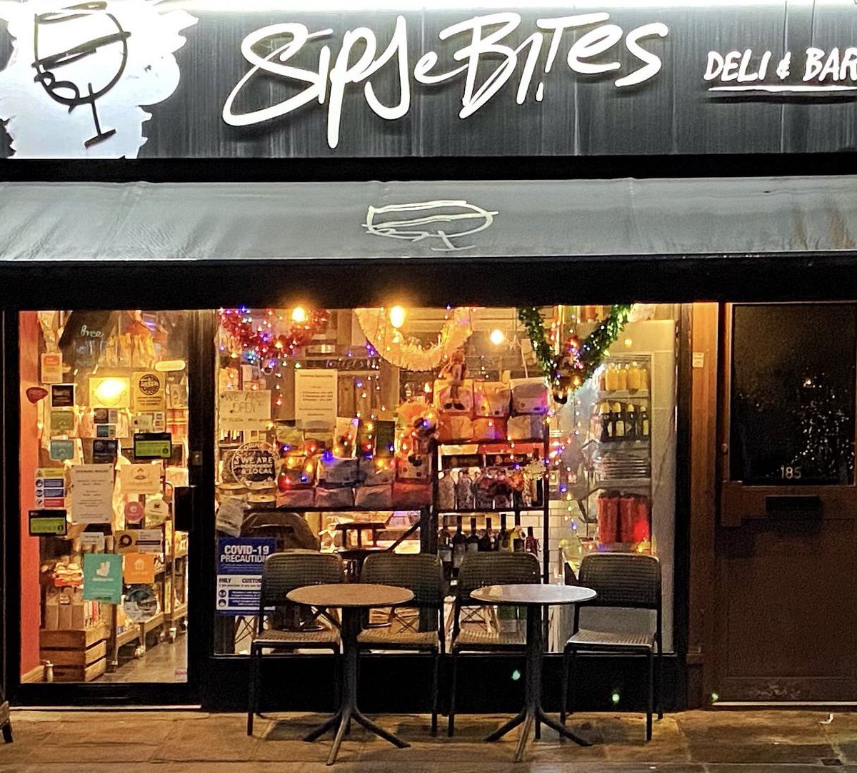 BCA4Barnes's tweet photo. And here’s another welcoming Christmas window looking for votes in @visitrichmond Christmas window competition. @Sips&Bites by Hammersmith Bridge has some delicious treats which make perfect gifts! Scan the code in their window #barneschristmas #festivewindows Pic @wildlondonpics https://t.co/KXeKuQ2Ew8