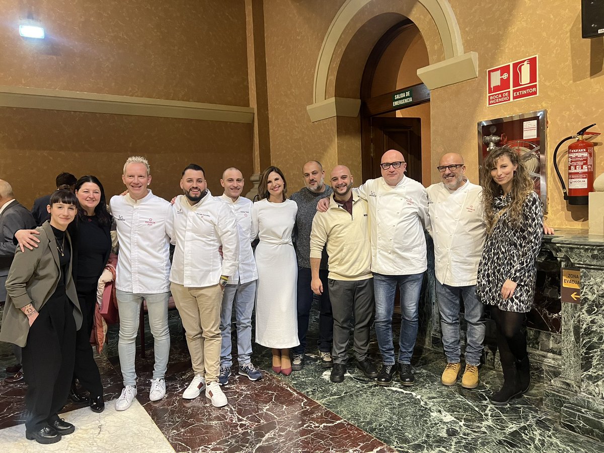 No todos los días te encuentras a chefs con Estrella MICHELIN, hoy ha sido mi martes de la suerte.
Enhorabuena a los once restaurantes aragoneses reconocidos en la <a href="/GuiaMichelin_ES/">La Guía MICHELIN</a>  y hoy homenajeados por <a href="/GobAragon/">Gobierno de Aragón</a>