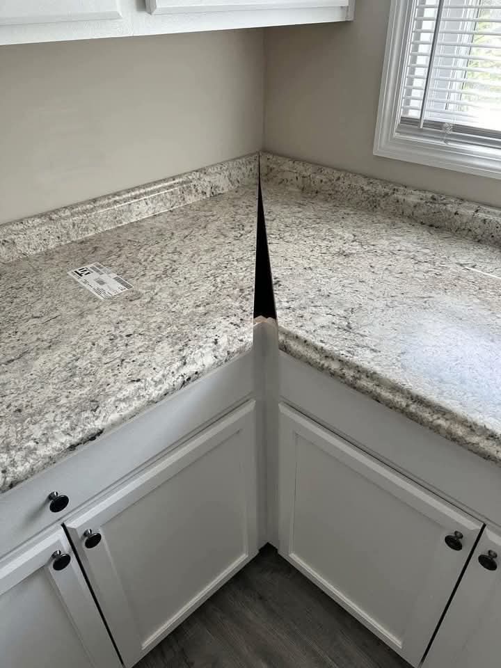 Nieuwe keuken!
Nog even een kitrandje plaatsen en dan is hij klaar voor gebruik. 🤪