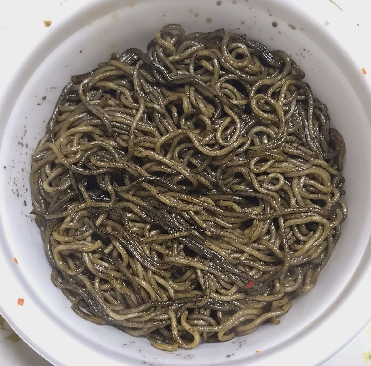 take7700gh5fs's tweet photo. 真夜中の飯テロ🍝
興味本位で買ってみたが予想以上に美味い😋イカスミにはアスパラギン酸やグルタミン酸など18種類のアミノ酸が入ってるから美味いのは当たり前か😋焦がしにんにくも効いてます👍🏻 #日清食品 #BLACKUFO #黒焼そば #日清焼そばUFO #ラーメン #つけ麺 #まぜそば #飯テロ #麺テロ #焼そば https://t.co/zTSl4nfWbK