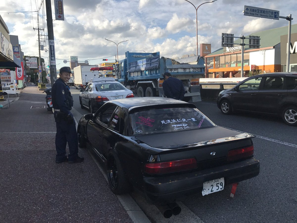 池谷先輩のS13が横にいる。
横に真子ちゃんを載せているようだ。

かたやこちらはどうだ。

ケンダ臭する車内。
温風しか出ないエアコン。
私は脳足りんですアピール直管マフラー。
クリぼっち。

ぼろ負けではないか。
私は静かに涙を拭き、エンジンを掛けた。捕まった。死ね。