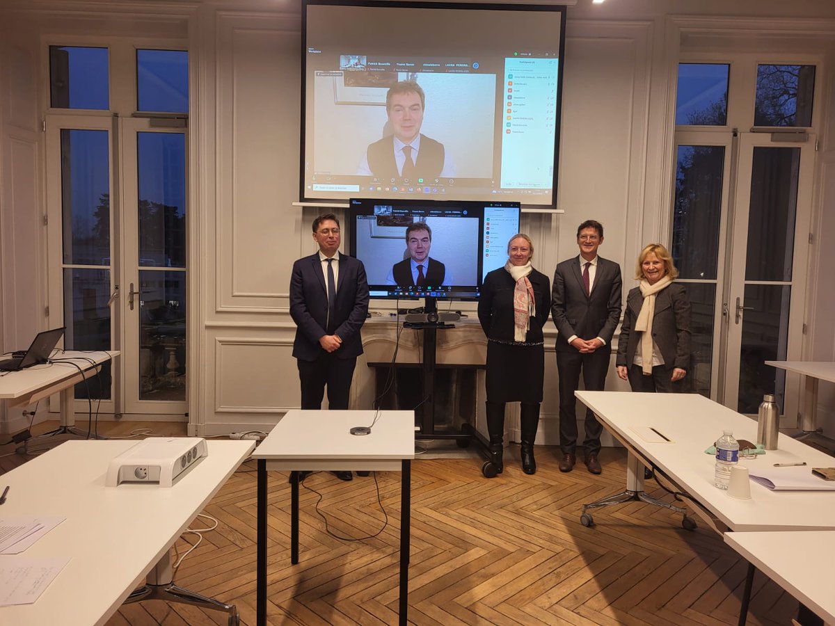 🎉 Officiellement docteur ! 🎓

Ma thèse sur la dimension européenne de la dissuasion nucléaire française (1991-2017) a été soutenue avec succès ce lundi. Merci à tous pour votre soutien ! Hâte de poursuivre mes recherches et de contribuer aux débats stratégiques européens.