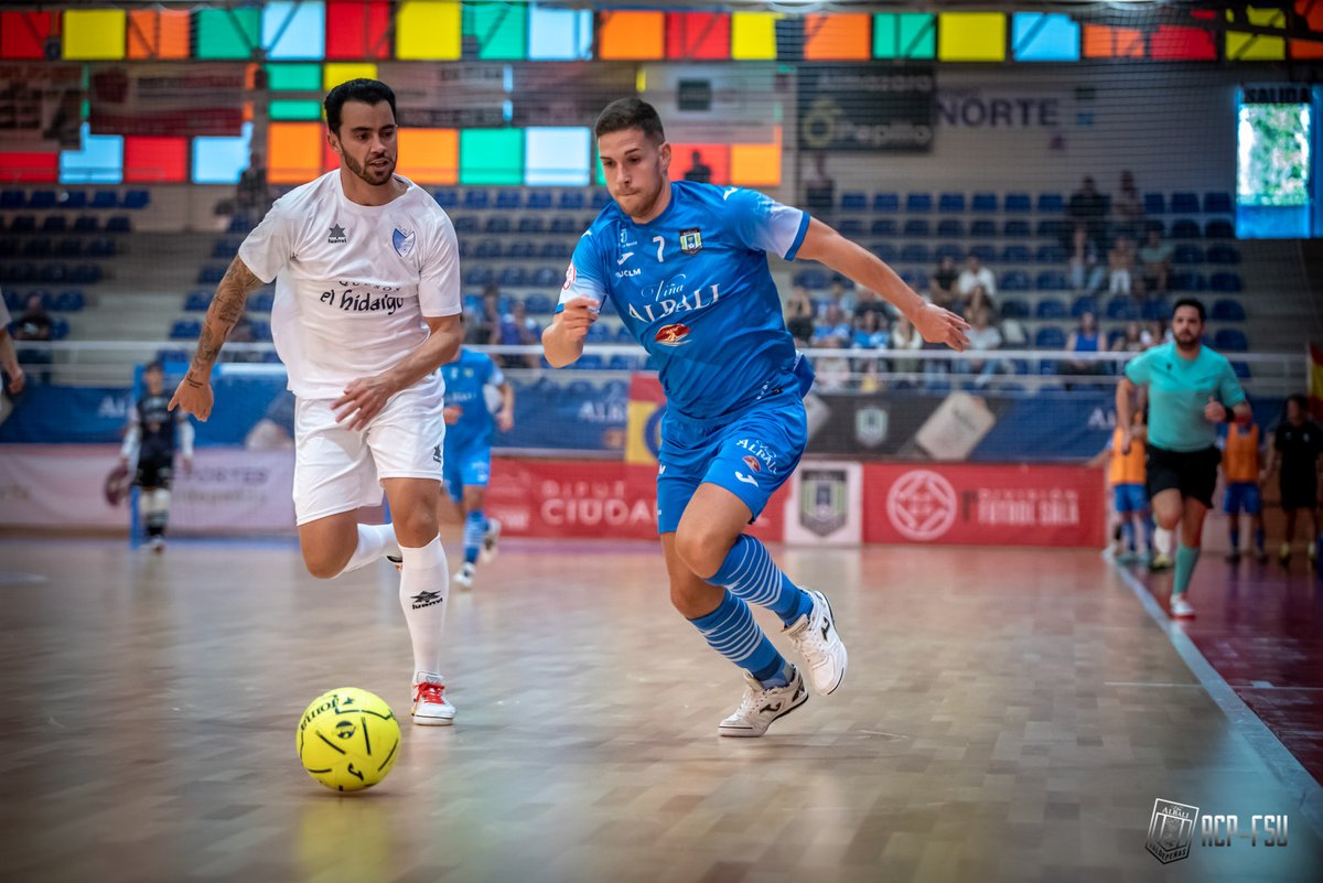 🏥 | PARTE MÉDICO |

✅ 𝐅𝐞𝐫𝐧𝐚𝐧𝐝𝐨

ℹ️ Tras las pruebas realizadas a Fernando después de retirarse lesionado el pasado viernes en Manzanares, el jugador sufre un edema óseo y esguince de grado I en el ligamento interno de su rodilla derecha.

⏳ Tiempo de baja; según