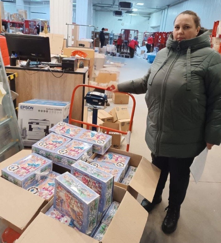 AGRO_Activity's tweet photo. Since its launch, #USAID_AGRO’s Consolidated Communities project implemented by All-Ukrainian Association of Communities, delivered over 2,500 tons of aid to 500K+ people. Recently, displaced families from Mangushska community got 1,000+ kg of food and sweets. Together, we care. https://t.co/8Hr9s4ce3E
