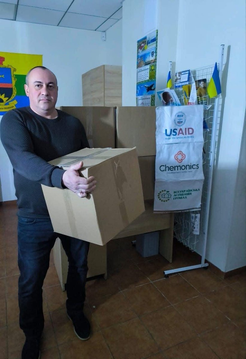 AGRO_Activity's tweet photo. Since its launch, #USAID_AGRO’s Consolidated Communities project implemented by All-Ukrainian Association of Communities, delivered over 2,500 tons of aid to 500K+ people. Recently, displaced families from Mangushska community got 1,000+ kg of food and sweets. Together, we care. https://t.co/8Hr9s4ce3E