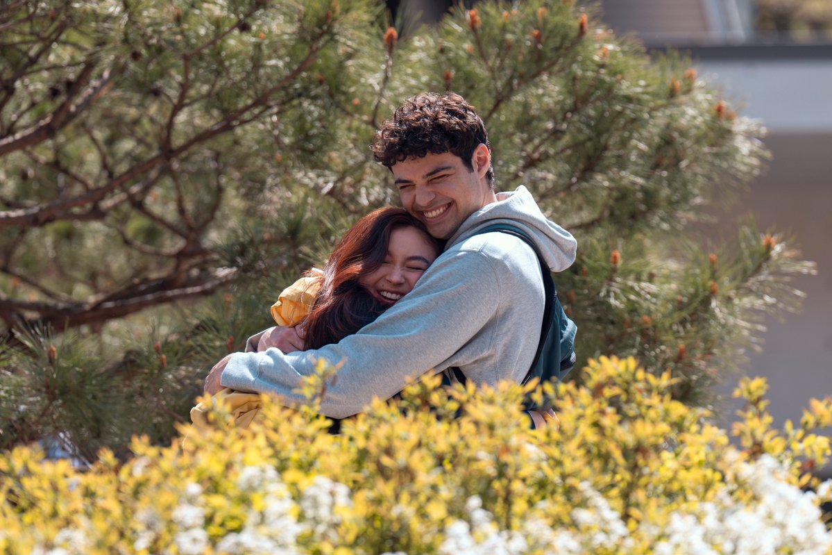 Eli_books_king's tweet photo. WELCOME BACK PETER KAVINSKY!!
Renacieron los libros de romance rosita.
Renació el 2018 en las lectoras.

Noah Centineo regresa como Peter en la 2da temporada de "XO, Kitty"
Está sonando I LIKE ME BETTER otra vez.
Tengo 13 años otra vez como cuando leí los libros y vi la película. https://t.co/B0q1lVUk8f