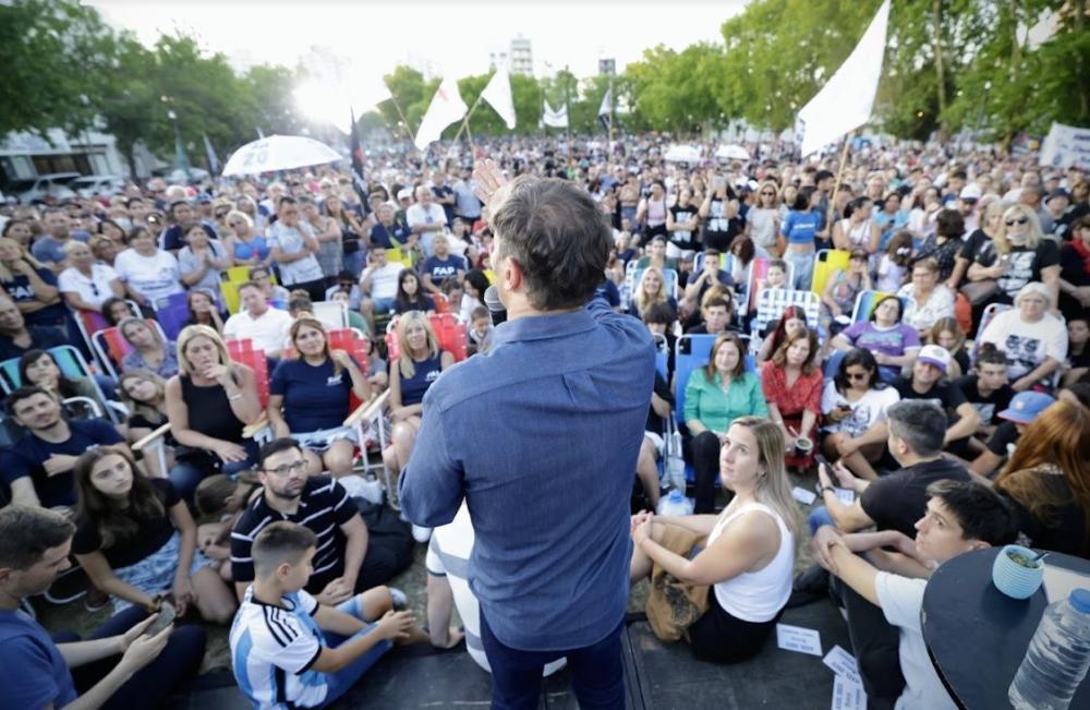 ElTecladoOK's tweet photo. #Mateada l Mate y reposera: Kicillof cierra el año mano a mano con los vecinos
📌https://t.co/IRDdlwailT https://t.co/jgOhUwM0S7
