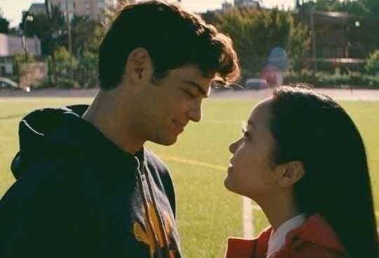 Eli_books_king's tweet photo. WELCOME BACK PETER KAVINSKY!!
Renacieron los libros de romance rosita.
Renació el 2018 en las lectoras.

Noah Centineo regresa como Peter en la 2da temporada de "XO, Kitty"
Está sonando I LIKE ME BETTER otra vez.
Tengo 13 años otra vez como cuando leí los libros y vi la película. https://t.co/B0q1lVUk8f