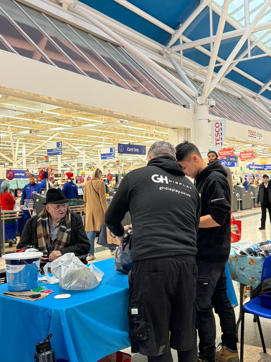 GHDisplay's tweet photo. 🎄 Thank you to the wonderful Santa's Elves that are..... Michaela, Rebecca, Kris and Joe who volunteered yesterday, wrapping presents and fundraising for Sue Ryder Thorpe Hall Hospice. You guys are awesome 🎄 #sueryder https://t.co/7x1Whwtd8b