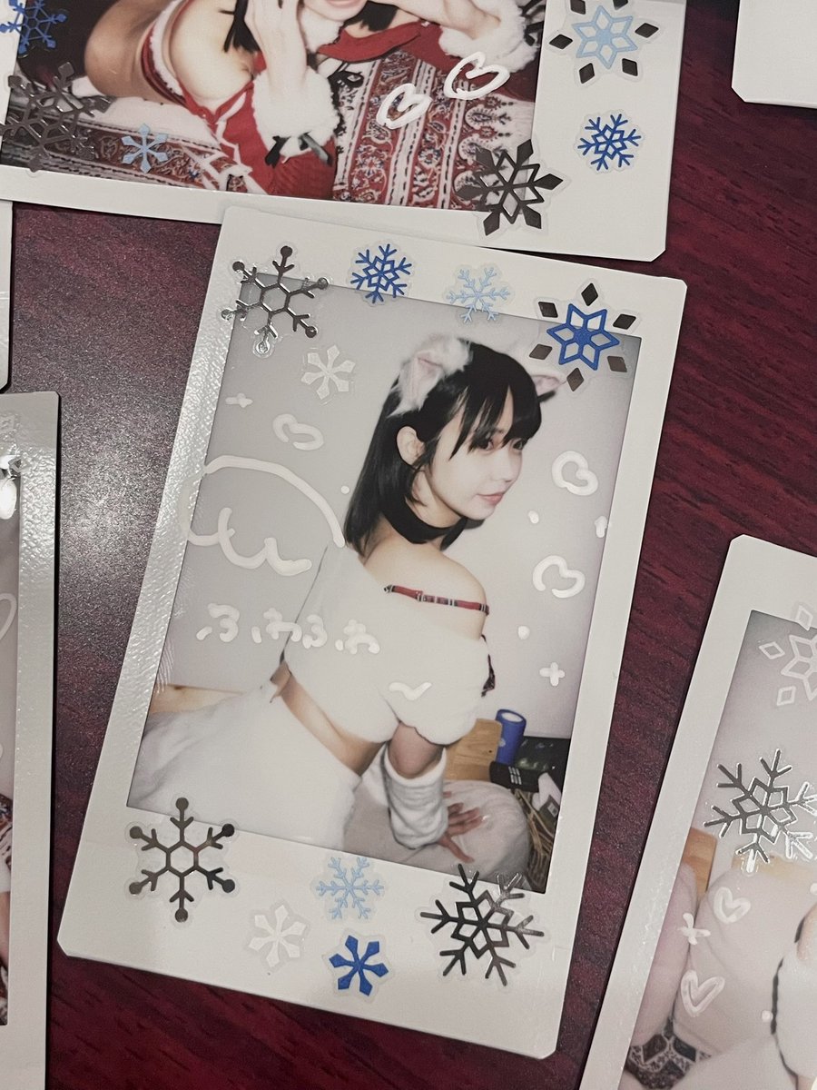 12/22（日）クリぼっち回避イベント❄️

予約不要で参加できるイベントです😽💯
画像2枚目はビンゴ大会のプレゼント（何名来ても全員にプレゼントできるように用意してるので安心してね）

当日販売するクリチェもあります
今年はチェキ撮影なしでランダムチェキにしました😼👍ケーキも焼くんだ〜〜🎶