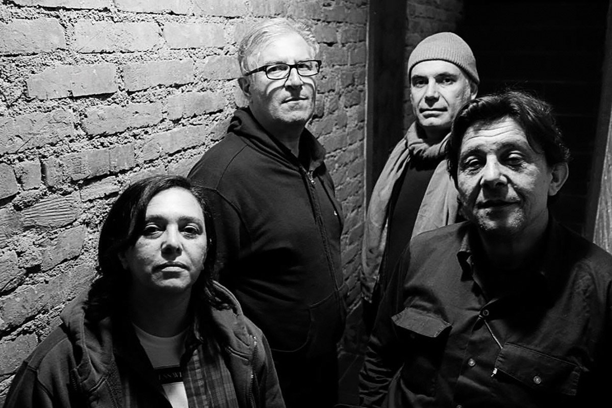 RockOthers's tweet photo. UNDERGROUND HEROES by @FabioLisci
#UndergroundHeroes #uzeda UZEDA
Gli Uzeda, nati nel 1987 a Catania, sono una delle band noise rock più importanti della scena musicale italiana e internazionale. Con un approccio artistico rigorosamente Do It Yourself e una ferma indipendenza dalle logiche commerciali, hanno costruito una carriera longeva, coerente e di altissima qualità. Il loro nome, "Uzeda", è un omaggio a Porta Uzeda, l’ingresso barocco che dalla città di Catania conduce alla piazza del Duomo. Questa scelta non è casuale: il legame con la Sicilia e la cultura mediterranea è da sempre una parte essenziale della loro identità. La formazione, rimasta praticamente immutata sin dagli inizi (nel 1995 il chitarrista Giovanni Nicosia lascia il gruppo), vede Giovanna Cacciola alla voce, Agostino Tilotta alla chitarra, Raffaele Gulisano al basso e Davide Oliveri alla batteria. Gli Uzeda si sono distinti per il loro sound abrasivo, asciutto e emotivamente intenso, in parte plasmato dalla collaborazione con il leggendario produttore Steve Albini. L'incontro con Albini nel 1991 è stato il punto di svolta della loro carriera: dopo aver ascoltato un loro demo inviato dalla Sicilia, Albini ha accettato di lavorare con loro, dando inizio a un sodalizio artistico e umano durato fino alla recente e improvvisa scomparsa del produttore. Il loro debutto discografico risale al 1991 con l'album “Out of Colours” lavoro che li ha introdotti nel panorama noise rock internazionale. Nel 1993 esce “Waters”prodotto da Steve Albini, che segna segna l'inizio di una collaborazione destinata a definire il loro stile. Nel 1994 la band venne invitata al John Peel Show sulla BBC; dalle registrazioni nello stesso anno venne pubblicato, su etichetta Strange Fruit Records, l'EP "The Peel Sessions". “Different Section Wires”, uscito nel 1995, è un disco che affina ulteriormente il loro suono, crudo e diretto. Nel 1998 pubblicano “4”, EP breve ma incisivo, un concentrato di potenza ed essenzialità. Nel 2006 esce “Stella”, pubblicato dopo una lunga pausa, che rappresenta uno dei loro lavori più maturi ed emotivamente intensi. Dopo 13 anni, nel 2019, tornano con “Quocumque Jeceris Stabit” un album che ribadisce la loro capacità di essere rilevanti e innovativi. Gli Uzeda sono stati scritturati dall’etichetta indipendente di Chicago Touch and Go, partecipando a tour negli Stati Uniti e in Europa. Hanno registrato due Peel Sessions alla BBC, un traguardo che sottolinea il loro riconoscimento a livello internazionale. La loro musica è stata accolta con entusiasmo anche fuori dall’Italia, guadagnandosi il rispetto di band come Shellac, Sonic Youth e June of 44, con cui hanno condiviso il palco e una visione artistica comune. Per conoscere al meglio il pianeta Uzeda vi segnalo il documentario “Uzeda – Do It Yourself”, diretto da Maria Arena, che offre uno sguardo approfondito sulla loro carriera e sul loro approccio alla musica. Girato tra il 2016 e il 2020, il film ripercorre le tappe fondamentali della band, includendo materiale d'archivio, scene di vita quotidiana e momenti tratti dai concerti, come quelli celebrativi del 30° anniversario all'Afrobar di Catania nel 2018. Il documentario evidenzia la filosofia della band, che ha sempre privilegiato la musica, la sperimentazione e l’indipendenza economica rispetto a qualsiasi compromesso commerciale. La frase che spesso ripete Agostino Tilotta, "The best plan is the no plan", sintetizza perfettamente il loro approccio spontaneo e istintivo alla creazione artistica. In conclusione voglio sottolineare l'impatto e l'influenza di questa band. Gli Uzeda hanno infatti ispirato numerose band italiane e internazionali grazie alla loro coerenza e dedizione. Sono la prova vivente che si può costruire una carriera autentica e rispettata mantenendo intatta la propria integrità artistica. La loro musica è un viaggio attraverso suoni ruvidi e contorti, profondamente legati alle loro radici siciliane ma con una prospettiva universale. Con oltre 30 anni di attività, gli Uzeda rimangono un faro per chi crede nel valore della musica indipendente.