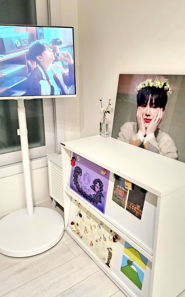 생카에서도 내내 눈을 뗄수 없어서,
셀프선물한 🌼 A2-01 꽃받침 기현이 🌼
열어볼 때부터, 함께하는 지금까지~
기현이를 크게 보니까 크게 행복하네요💕
선물처럼 찾아온 Tokyo Flash보다가,
이 선물도 자랑하고 싶었다요!!❤️❤️