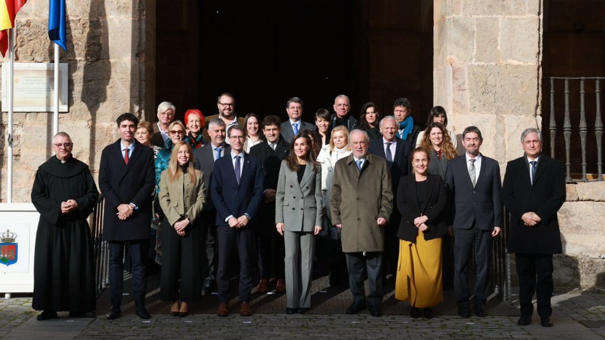 Fundeu's tweet photo. S. M. la reina ha presidido la clausura del XVII Seminario Internacional de Lengua y Periodismo, de la FundéuRAE y la Fundación San Millán de la Cogolla (@fsanmillan). #lenguajebélico 

https://t.co/dl4sH414Np https://t.co/XVRWud7Dug