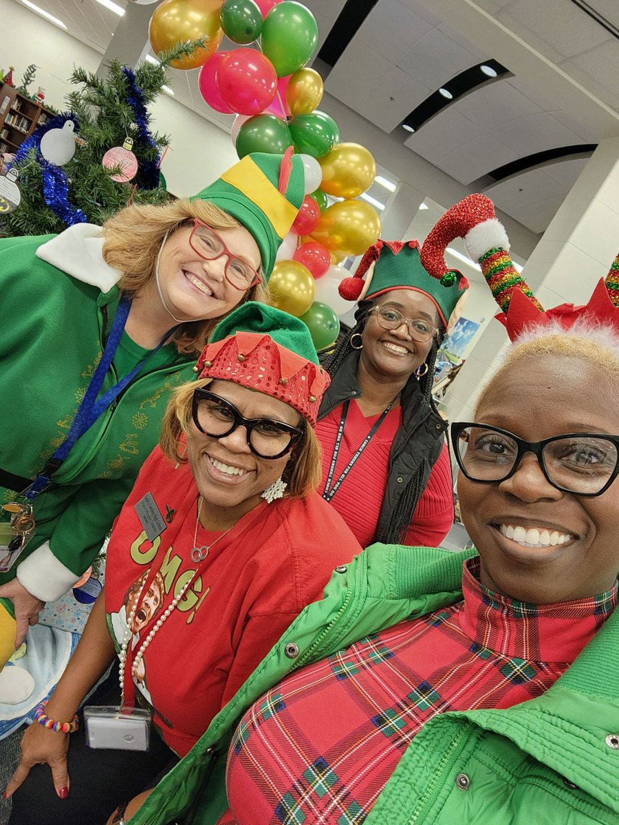 FCulverson's tweet photo. #theelvesatTheLanding are super busy today. https://t.co/rQicGh3KFe