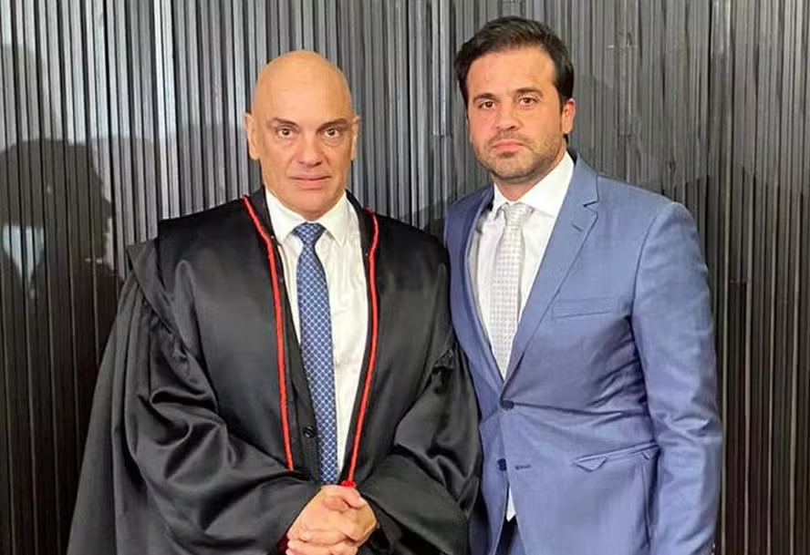 SafraRomaneios's tweet photo. @comentadosuave Ironicamente tudo isso que ele falou a vida inteira nunca passou de blefes e mentiras para ganhar votos de militares e quem era anti-comunista.. pura enrolação.. a realidade é que pablo marçal viu tudo isso e simplesmente tentou fazer igual.. https://t.co/SytK44afZF