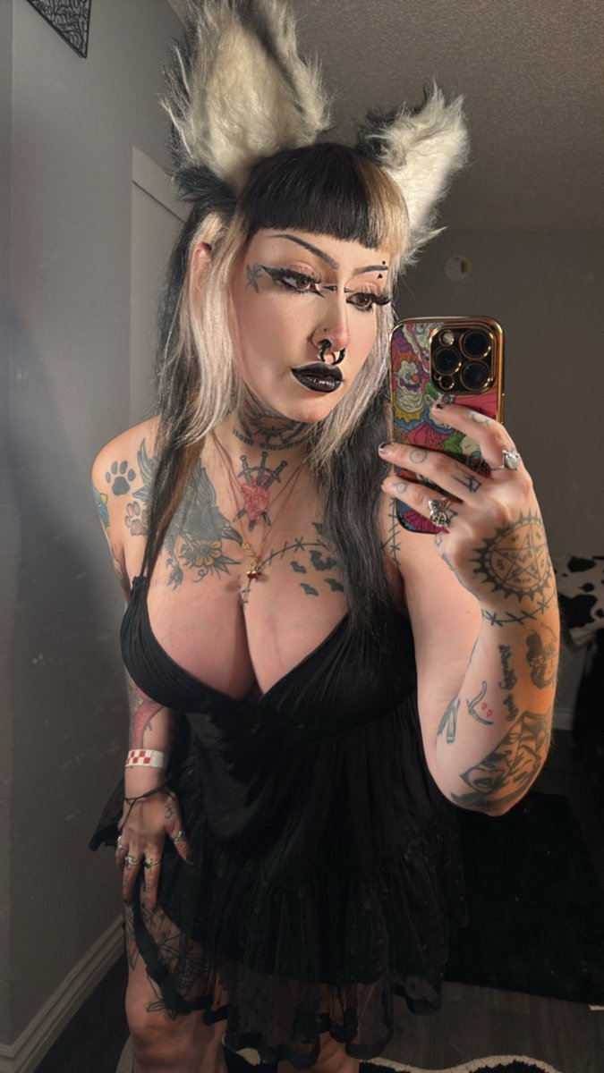 Say "woof woof!" if you want b00bies in ur DMs 🐺