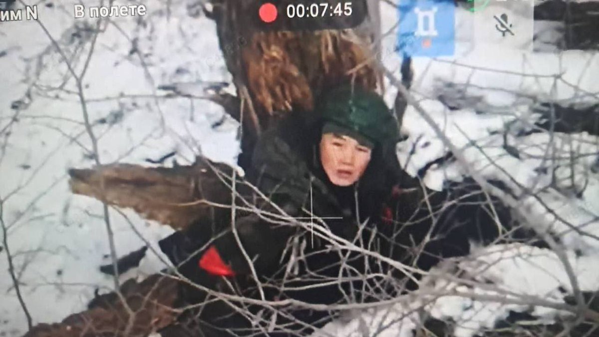 therealbuni's tweet photo. Imagínate ser un loco de una aldea de Corea del norte 
Re aislado del mundo 
Que te manden a pelear para rusia 
Literalmente la primera vez que alguien de tu familia sale del pais
Y de la nada ves una cosa voladora, casi alien yendo directo hacia vos https://t.co/bxb2uPlJO9