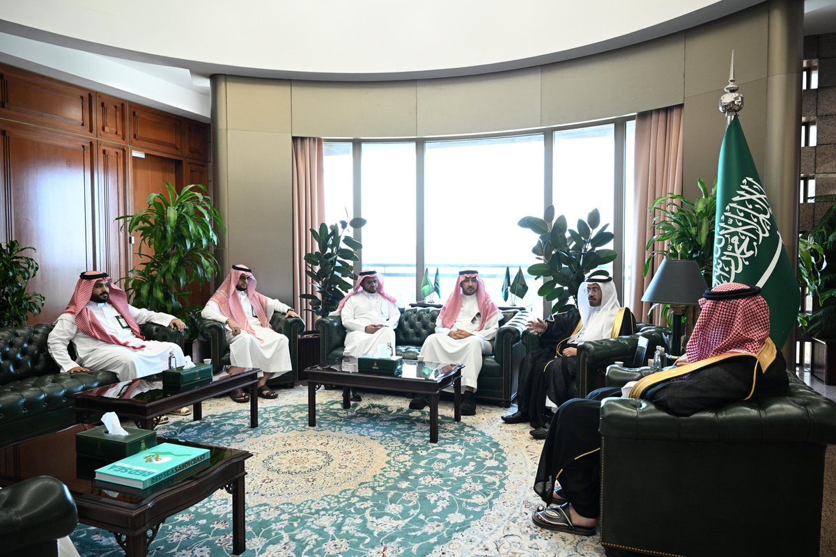 التقى رئيس #جامعة_الملك_عبدالعزيز د. طريف الأعمى، الأمين العام لمجمع الملك سلمان العالمي للغة العربية أ.د. عبدالله الوشمي <a href="/KSGAFAL/">مجْمع الملك سلمان العالمي للغة العربية</a>، لبحث تعزيز التعاون في المجالات البحثية والتدريبية والابتكارية لخدمة اللغة العربية.
#اليوم_العالمي_للغة_العربية