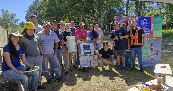 imibiomisiones's tweet photo. ♻🗑Esta mañana se realizó la segunda jornada del taller teórico-práctico sobre #compostajecomunitario que ofreció el #IMiBio junto al Mercado Central de Misiones (SEM), para personal del predio mercantil de Garupá. 
💻Más info en nuestra web
#3R #compostajecomunitario #compost https://t.co/JcbbH9GlF6