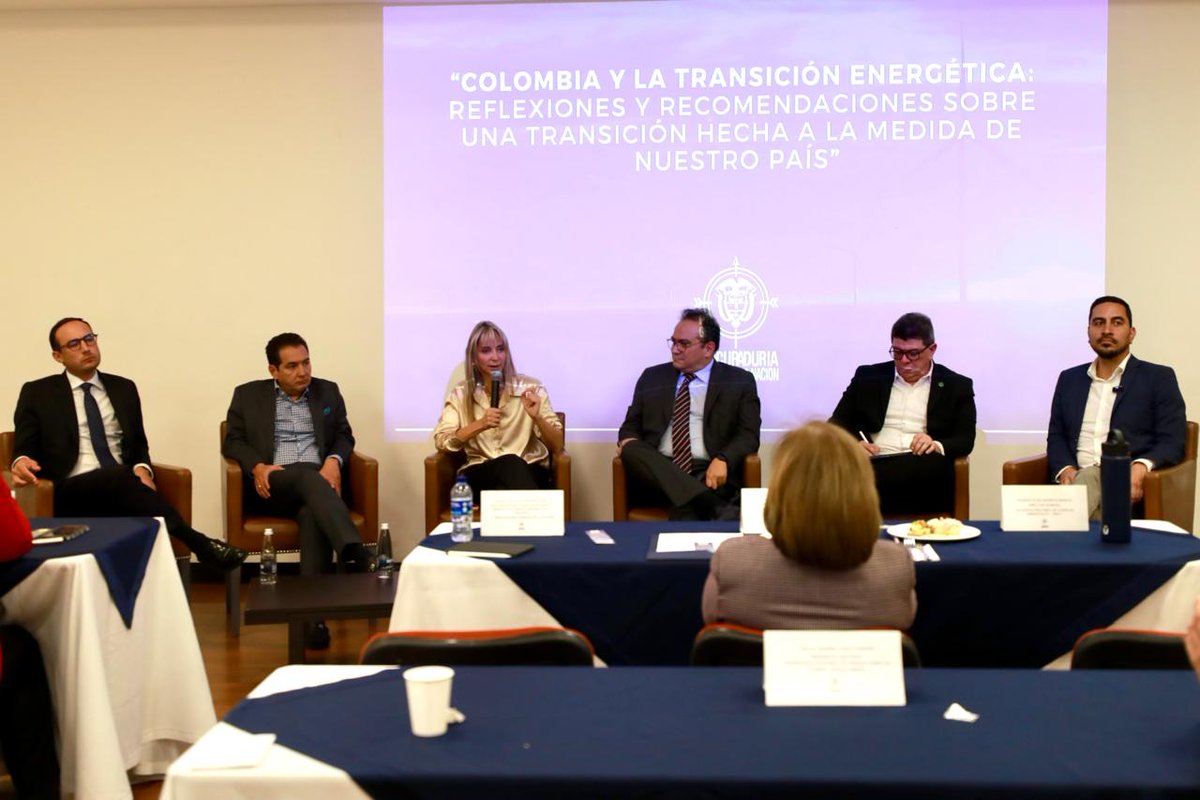 ACP_Colombia's tweet photo. ¡Nuestra transición energética debe ser 'a la colombiana' 
Destacamos el Informe de la @PGN_COL "Colombia y la transición energética: Reflexiones y recomendaciones sobre una transición hecha a la medida de nuestro país".
Desde la industria coincidimos en que debe ser un proceso gradual e integral, que tenga en cuenta la realidad de los territorios. De ello habló nuestro VP de Estrategia y Asuntos Regulatorios, @AndresBitar, en el conversatorio Construyendo un futuro energético nacional responsable y competitivo.