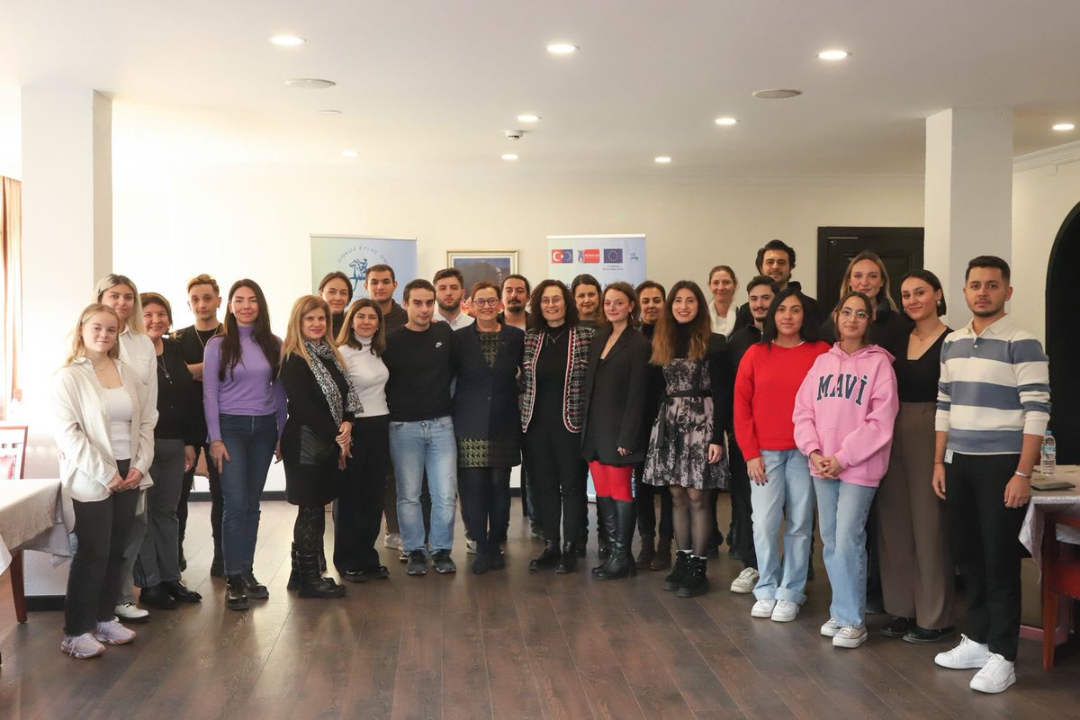 deu_iro's tweet photo. 2024-2025 akademik yılının güz döneminde Erasmus+ kapsamında üniversitemize gelen öğrencilerle birlikte, Türkçe atasözleri, deyimler ve tekerlemeler içeren oyunlar oynayarak yeni yılı keyifle karşıladık. https://t.co/YS35m2pMGi