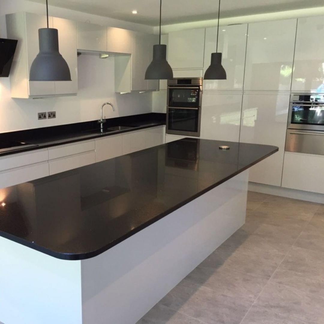 This kitchen now features sleek white units, striking black countertops, and a long island/breakfast bar perfect for cooking, dining, and entertaining with a double oven completing the look.

Dreaming of your own kitchen transformation? Find out more : modernhomesleamington.co.uk