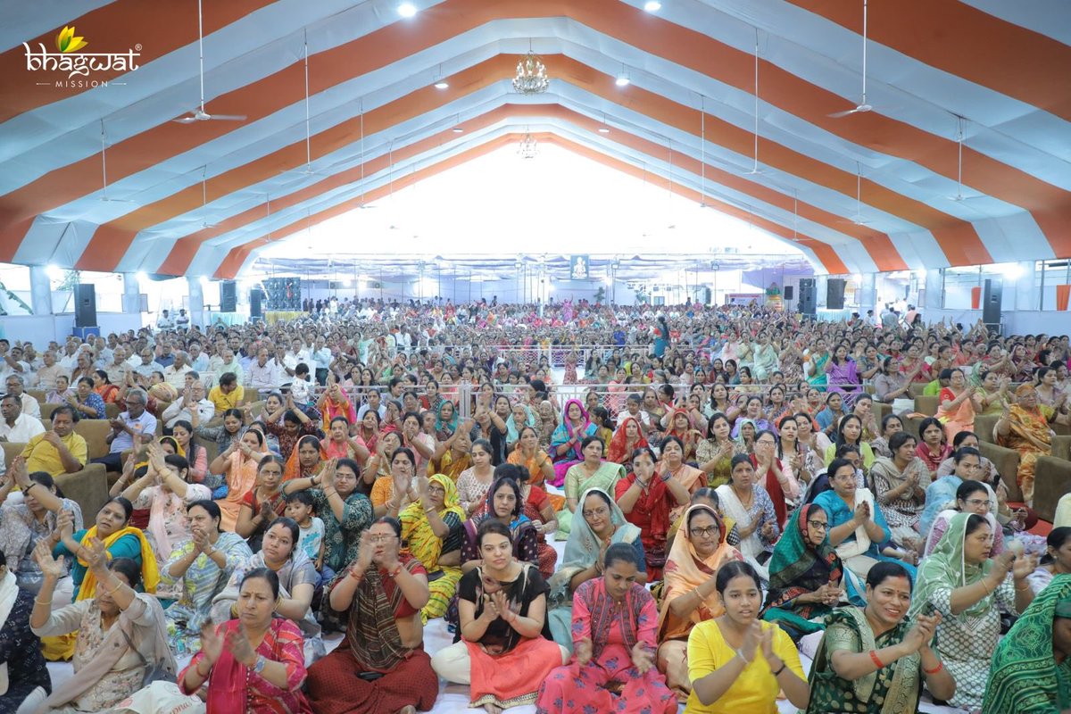 gauravkrishnag's tweet photo. A beautiful start to #ShrimadBhagwatKatha in #Surat. Unfortunately due to connectivity issues, #LiveStream was disrupted. Tune in to the D-Live stream of this katha from 25th December at 4pm onwards. https://t.co/behUVVvkP7
