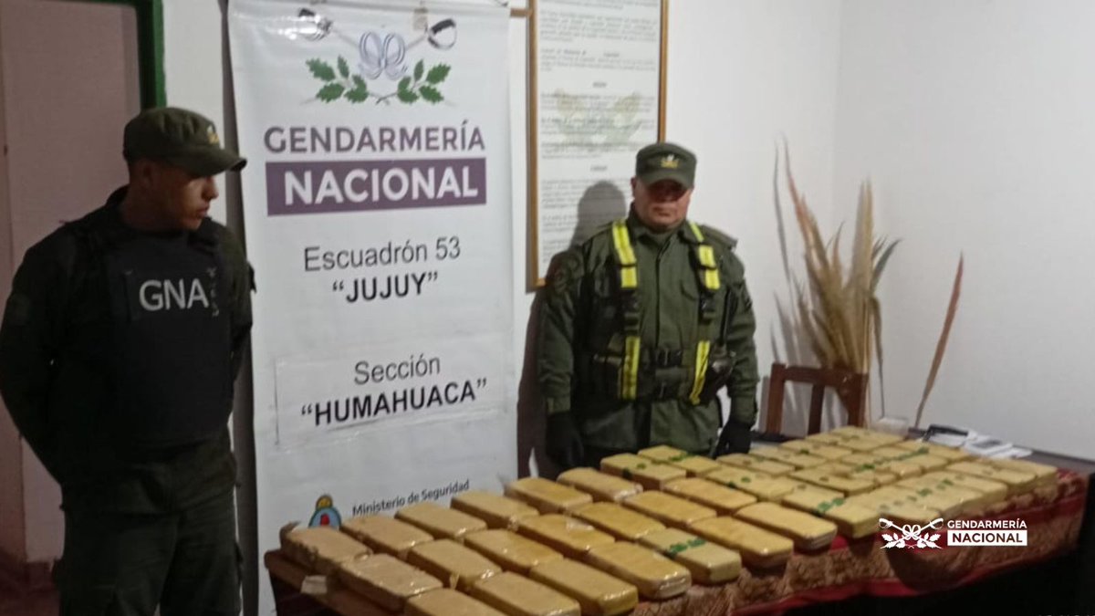 gendarmeria's tweet photo. ⭕️ #Jujuy
Arrojaron desde un vehículo dos mochilas con 43 kilos de cocaína.
Durante un control sobre la #RN52, efectivos del Escuadrón 53 observaron como una camioneta, al advertir la presencia de los #gendarmes intentó evadir el dispositivo. https://t.co/tNnClBl75K