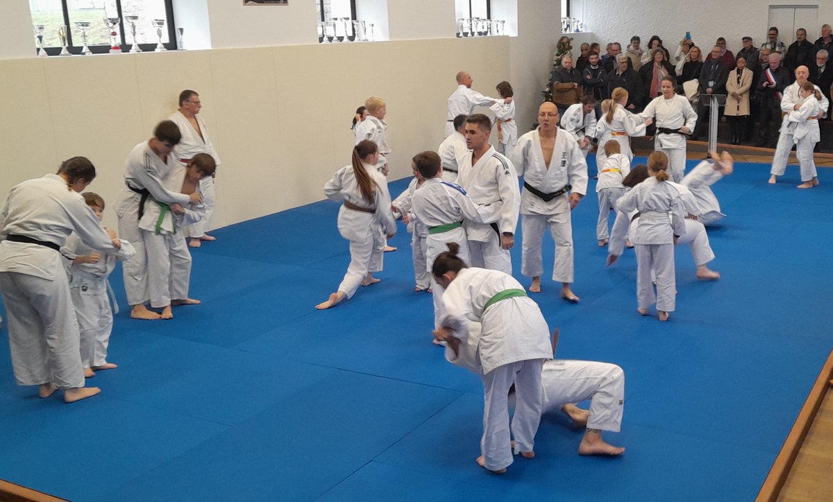 Prefet87's tweet photo. #DéveloppementDuTerritoire | 🥋 Samedi, François Slinger-Cecotti, sous-préfète de #Bellac, a inauguré un nouveau dojo solidaire à #OradourSurVayres.
🙏🏼 Dans l’ancien cinéma, ce nouveau lieu sera plus qu’un espace de pratique du #Judo : c’est un véritable centre de partage et de solidarité, accessible à tous.
🤝🏼 Une belle initiative qui incarne les valeurs de ce sport : respect, entraide et dépassement de soi.