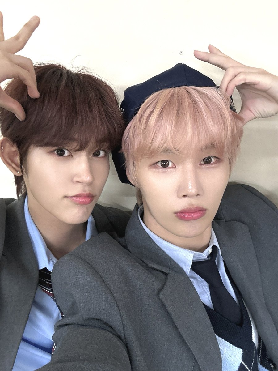 NINE_i_Firstone's tweet photo. [#민준]

서원 생일추키팡키팡~🎂🥳 올해는 트리보러.. 언제가지?🤷‍♂️ 오늘 하루 가장 행복한 하루 보내장>< 나는 너와 함께라서 행복해^~^ 으헿헿 이쁜이즈 Forever~🐰🐶

#NINEi #나인아이 #MINJUN https://t.co/B2xSpXVwr4