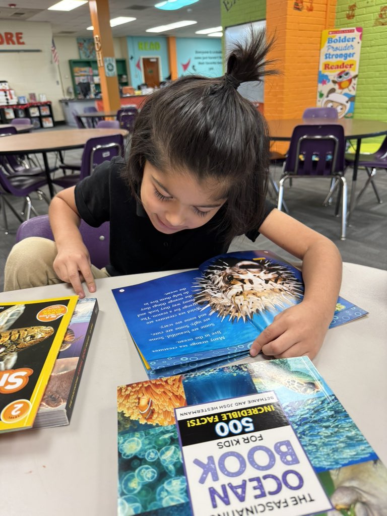 AGHoulihan's tweet photo. Itβs our last #ReadWithU session in 2024 @BentonHeightsES and whatβs on the menu? NEW BOOKS to read during the winter break! So proud of this amazing reader and leader! #TeamUCPS #Literacy4U @UCPSNC @TheLeaderinMe @aestinch @leadingin1stMsM ππ―π https://t.co/q4MzkS14uQ