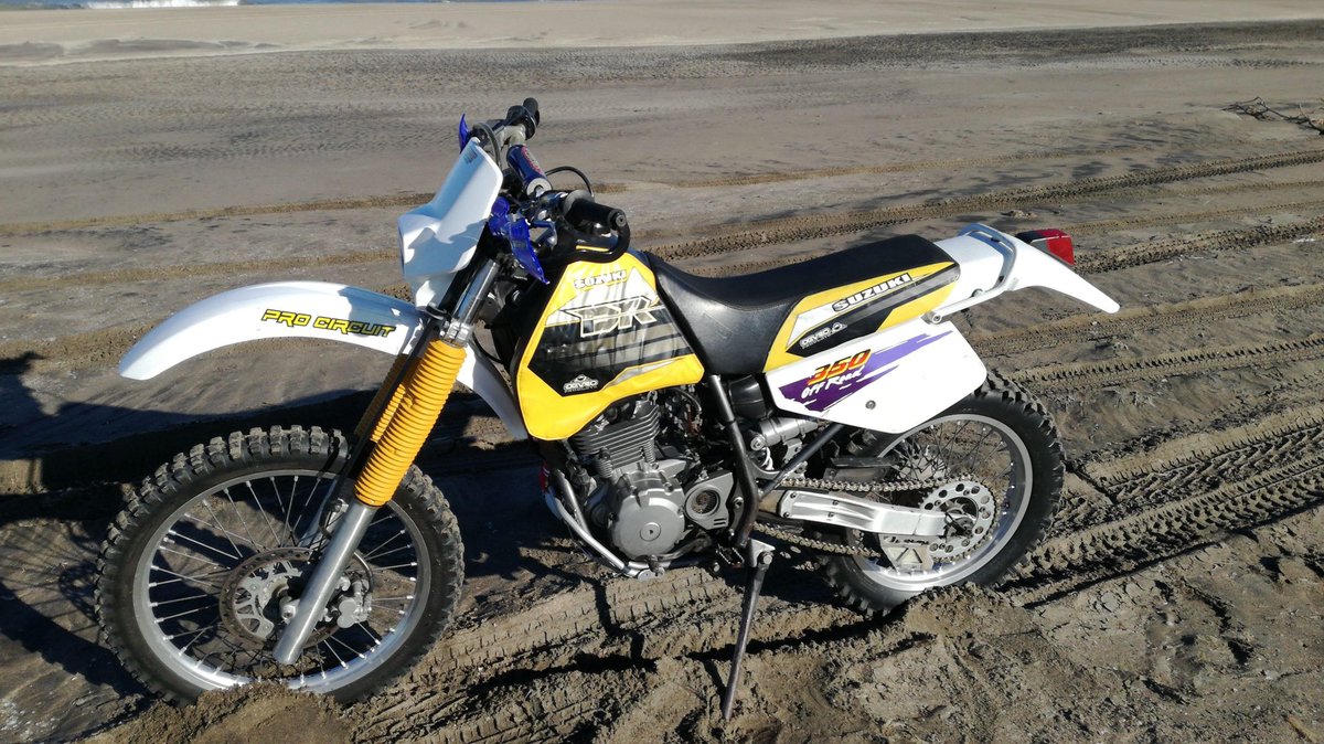 Mi viejo quiere vender la moto, es un Suzuki DR 350 modelo 92.

Cuanto dicen que vale? No estoy
mucho en el ambito de las motos 

Está impecable, nunca se uso para correr y tiene poco uso en general