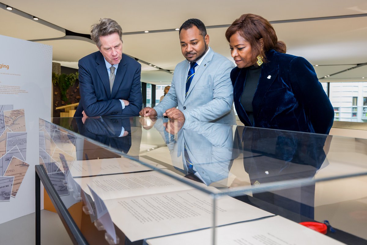 2eKamertweets's tweet photo. De tentoonstelling ‘Het Koninkrijk der Nederlanden: in verscheidenheid verbonden’ is vanmiddag geopend door Kamervoorzitter Martin Bosma. De tentoonstelling is tot 17 maart te bezichtigen in het Tweede Kamergebouw. Lees meer: https://t.co/McIeUDwCGQ #Statuut #Koninkrijksrelaties https://t.co/Feu9AZBMgW